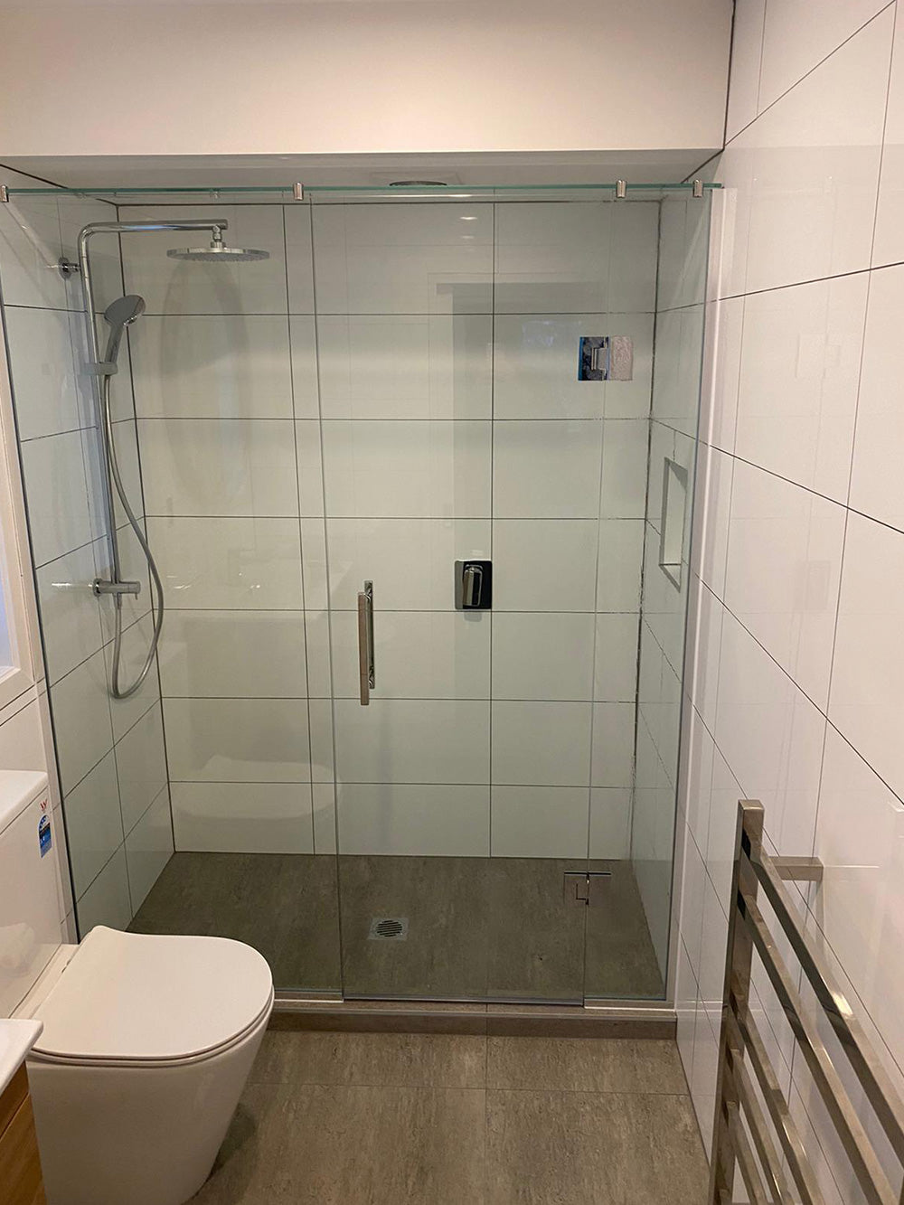 Alcove Showers Hinged